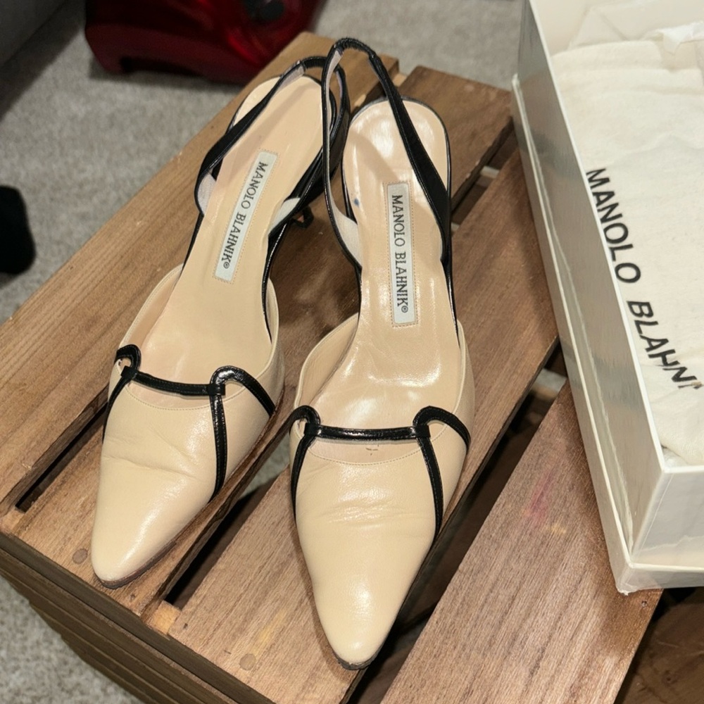 MANOLO BLAHNIK Beige w/Black Slingback 2 1/2” Heel